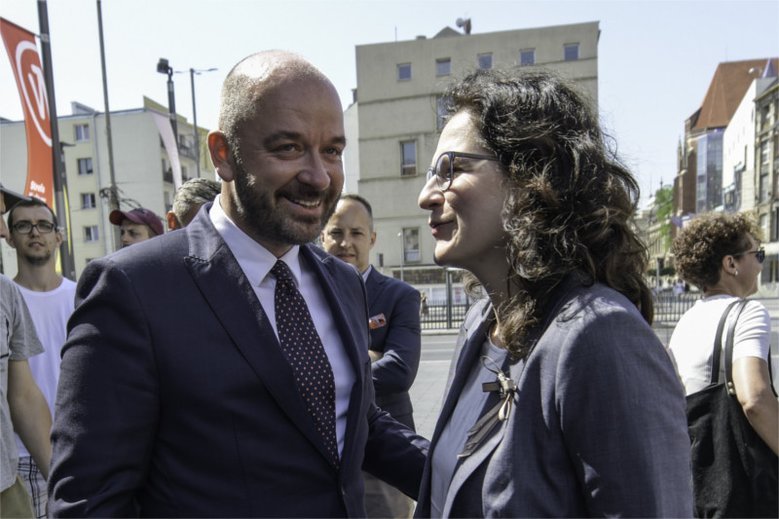 Prezydent Wrocławia Jacek Sutryk i prezydent Gdańska Aleksandra Dulkiewicz uhonorowali wspólnie tragicznie zmarłego Pawła Adamowicza.