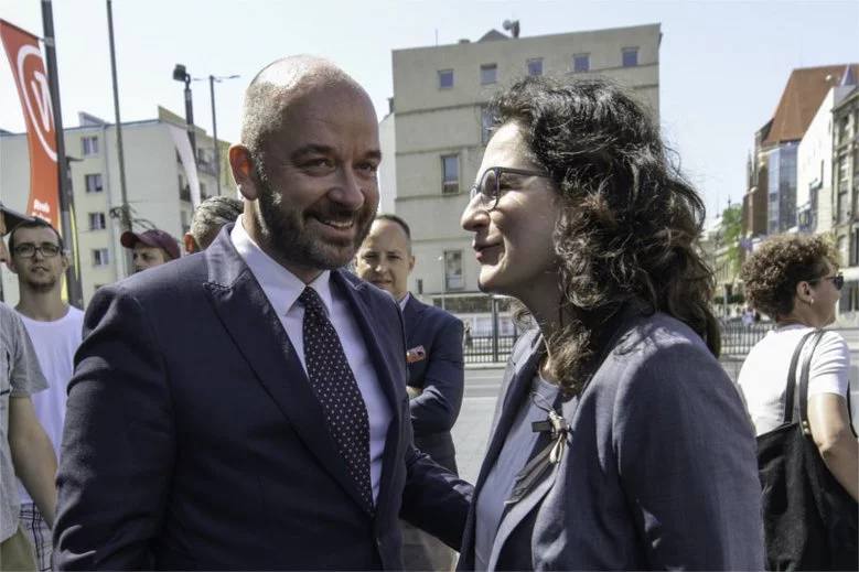 Prezydent Wrocławia Jacek Sutryk i prezydent Gdańska Aleksandra Dulkiewicz uhonorowali wspólnie tragicznie zmarłego Pawła Adamowicza.