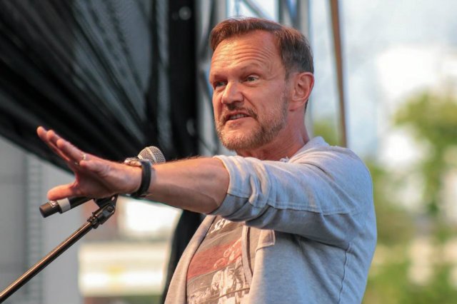 Cezary Pazura stał się obiektem ataku hejterów po tym, jak zaangażował się w inicjatywę "Rózaniec do granic".