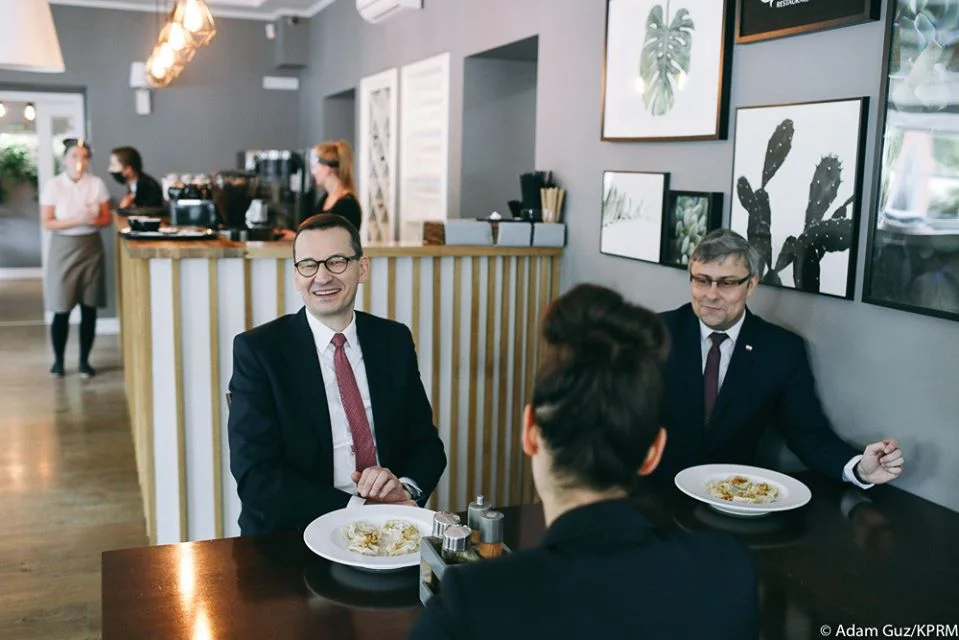 Premier na Śląsku zjadł tradycyjny obiad i... wywołał tym falę kontrowersji Kontrowersyjna wizyta Mateusza Morawieckiego w Gliwicach