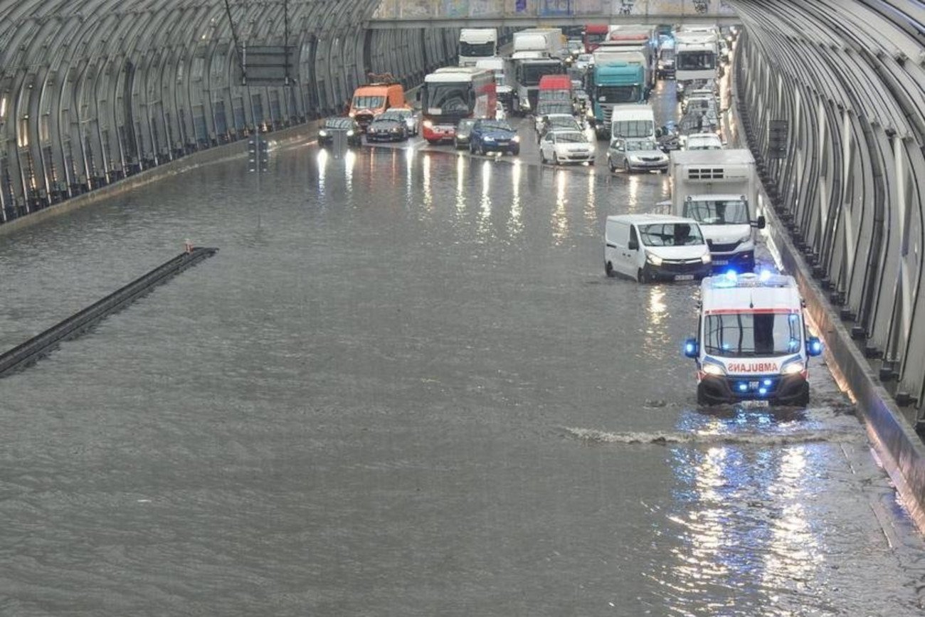 Ulewa nad Warszawą, zalane ulice. Paraliż w ruchu w całej stolicy