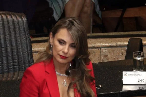 Ana Paula da Silva pojawiła się w brazylijskim Senacie w skąpym stroju, czym zwróciła na siebie uwagę internautów na całym świecie.