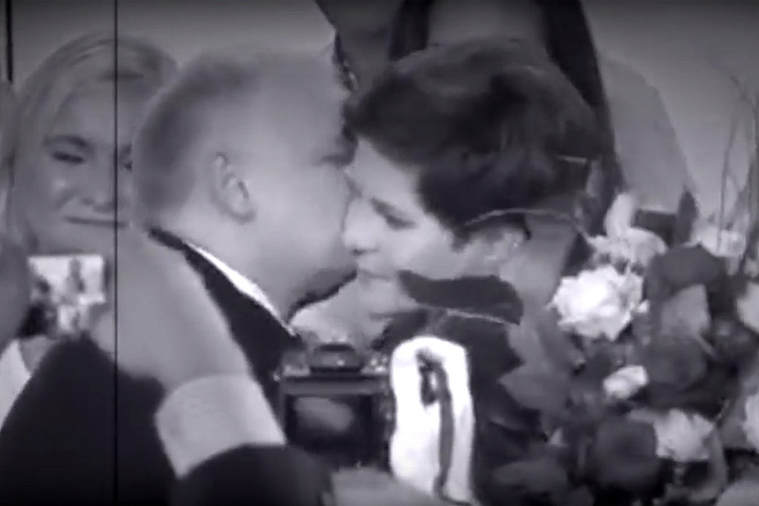 Stary przebój zespołu T.Love "Jest super" właśnie doczekał się nowego teledysku. Jego gwiazdami są najważniejsze postacie "dobrej zmiany".