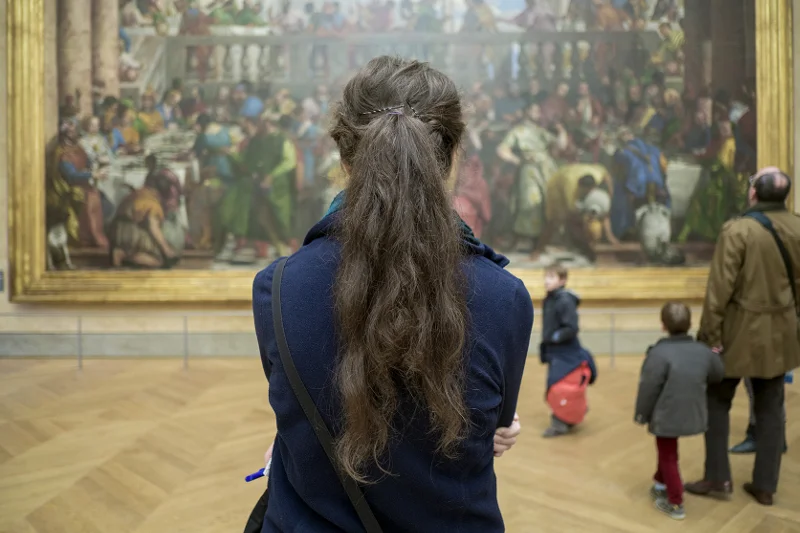 To zdjęcie z Luwru w Paryżu pokazuje widok z oczu osoby, która stoi tyłem do obrazu "Mona Lisa"