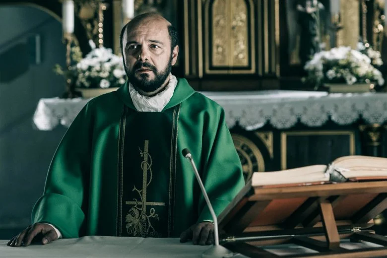 Arkadiusz Jakubik w filmie "Kler".