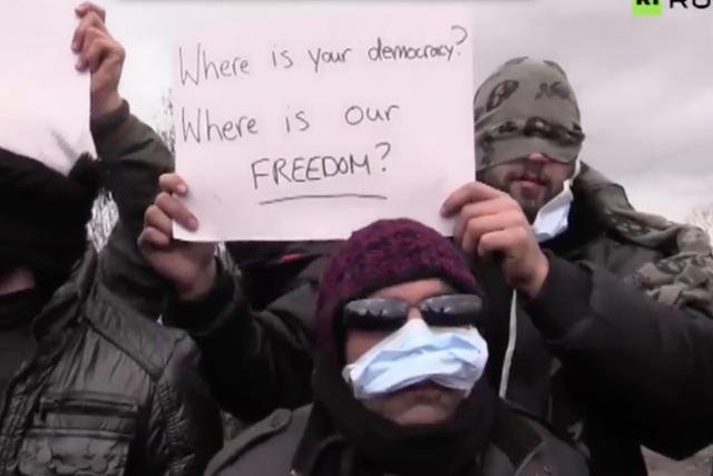 Imigranci zaszyli sobie usta.