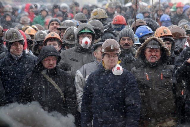 Górnicy przed budynkiem Jastrzębskiej Spółki Węglowej. Związkowcy i zarząd doszli do porozumienia