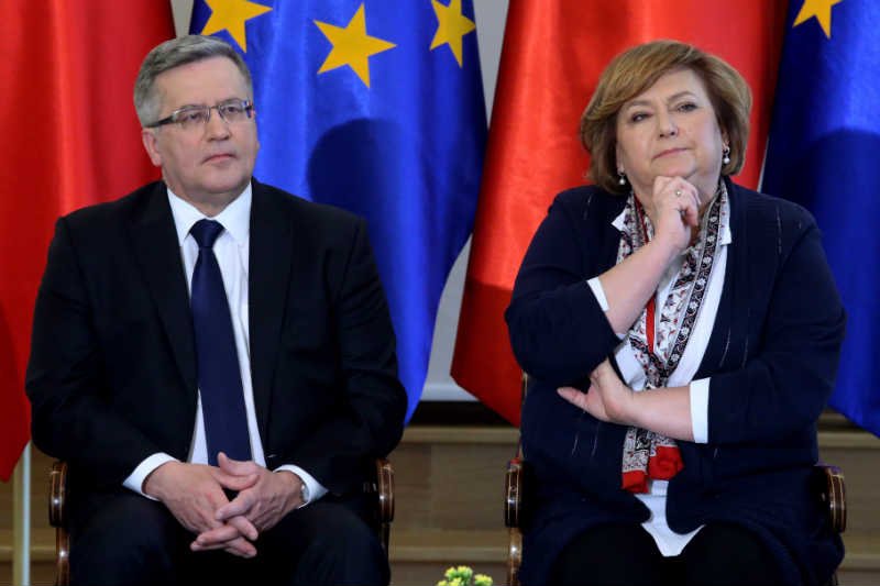 Bronisław Komorowski i jego żona Anna złożyli kwiaty przy grobie Lecha i Marii Kaczyńskich.