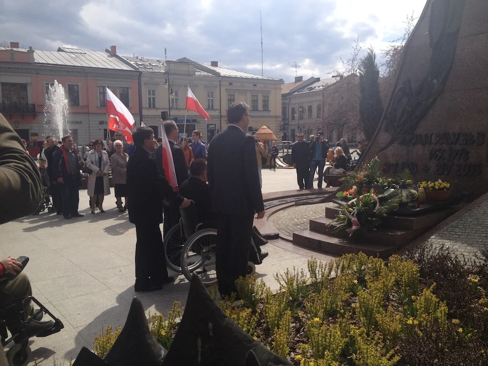 Posłowie Solidarnej Polski pod pomnikiem Jana Pawła II