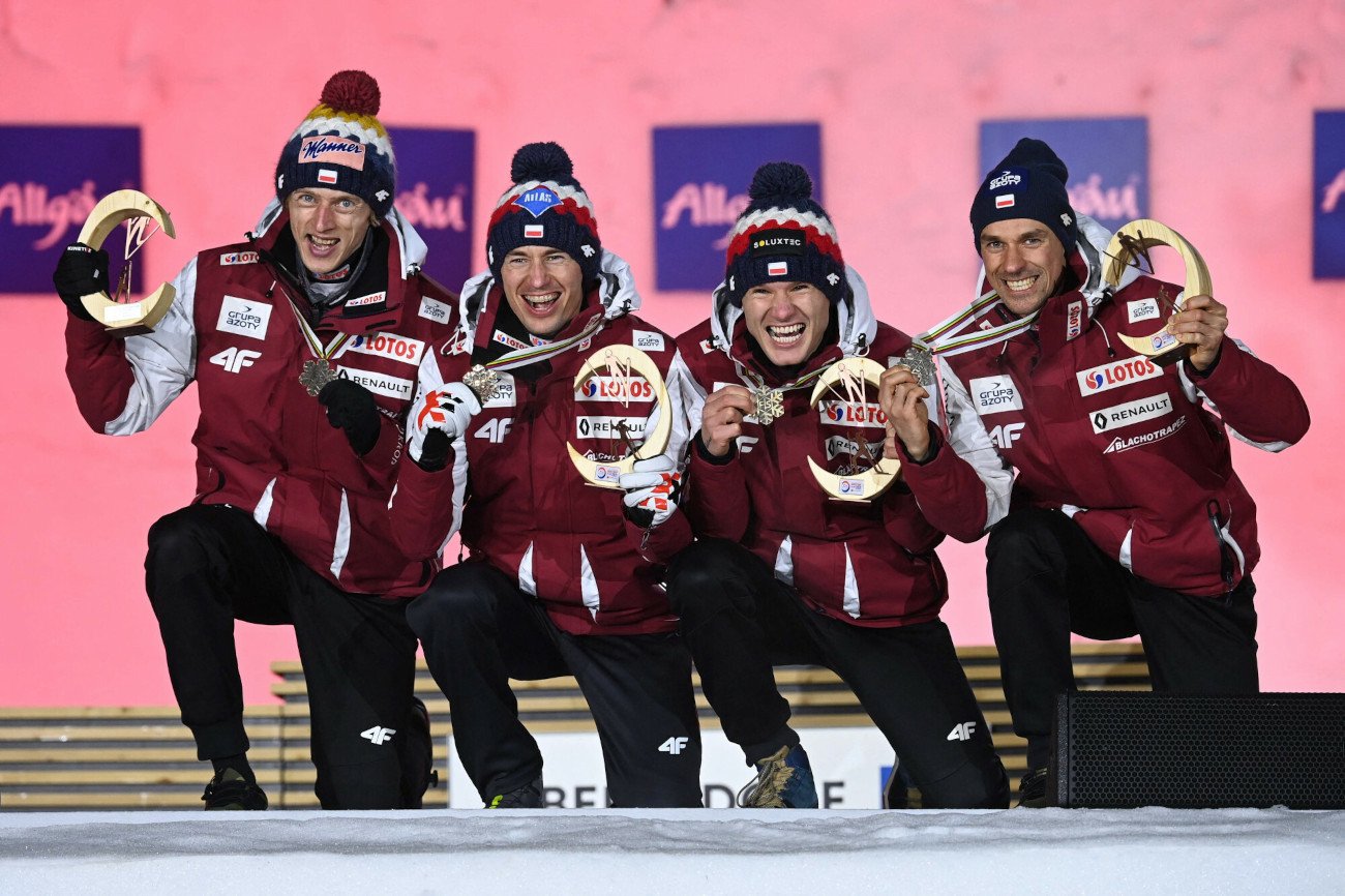 Brązowa drużyna MŚ 2021 w Oberstdorfie. Polacy w składzie: Dawid Kubacki, Kamil Stoch, Andrzej Stękała i Piotr Żyła.