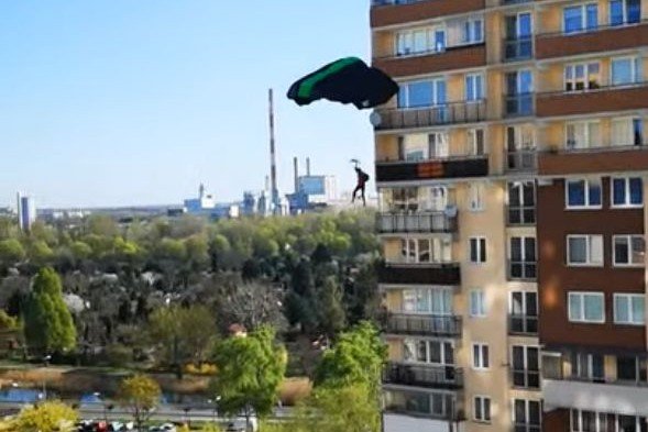 Mieszkańcy Marymontu nagrali skok ze spadochronem z 20. piętra dwóch śmiałków.