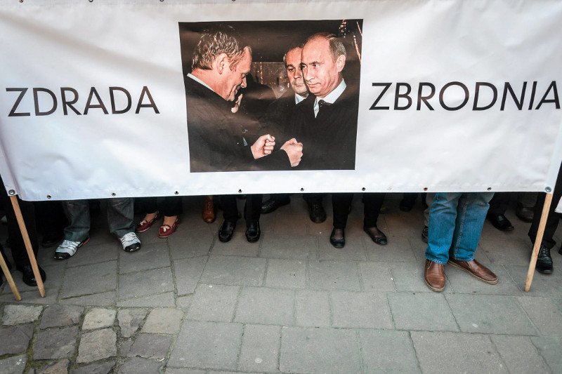 Prokuratura nie odpuści tego, co wykazały ekshumacje ofiar smoleńskich. Sprawdziliśmy, kto może usłyszeć zarzuty. Na zdjęciu – protest w Krakowie w rocznicę katastrofy smoleńskiej.