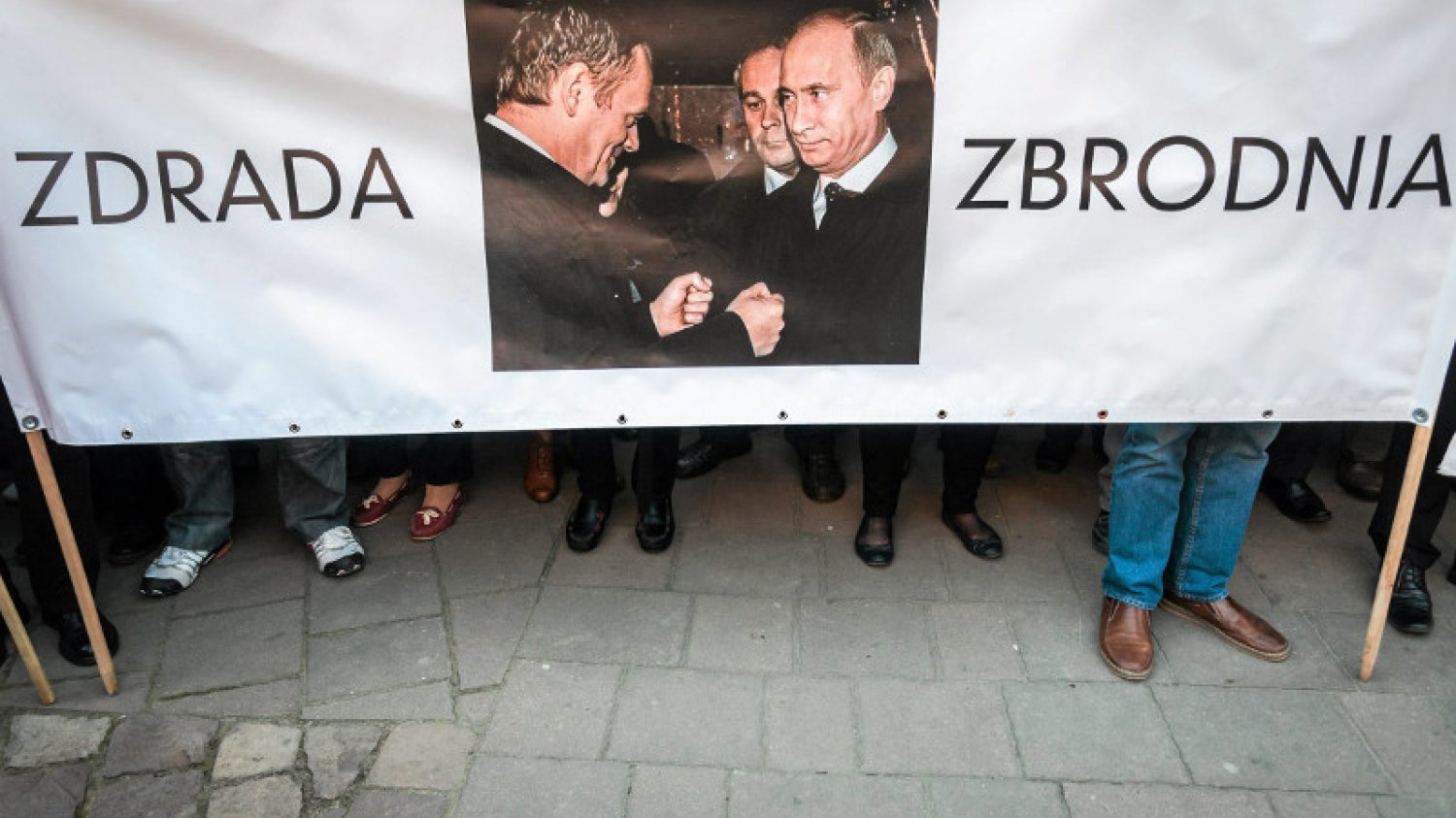 Prokuratura nie odpuści tego, co wykazały ekshumacje ofiar smoleńskich. Sprawdziliśmy, kto może usłyszeć zarzuty. Na zdjęciu – protest w Krakowie w rocznicę katastrofy smoleńskiej.