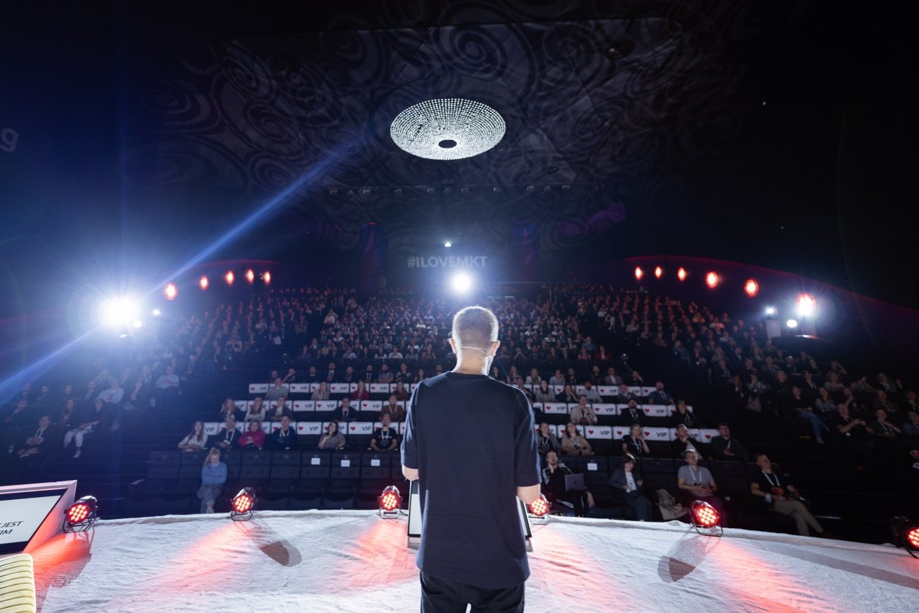 XVI edycja konferencji "I love marketing & technology" odbędzie się 23-27 października 2023 w formie stacjonarnej w Multikinie Złote Tarasy w Warszawie. Po raz pierwszy w swojej historii zostanie zorganizowana jako wydarzenie międzynarodowe.