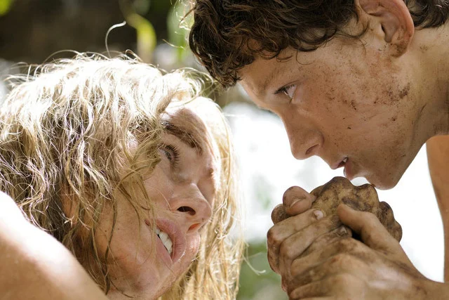 Tom z filmową mamą, Naomi Watts.