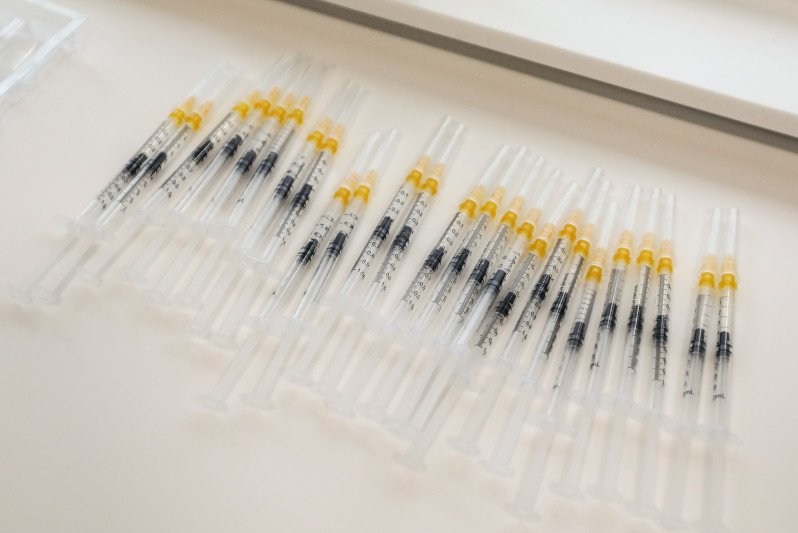 Wyborcza: Rząd szuka 700 tys. "zagubionych" dawek szczepionki na covid-19.