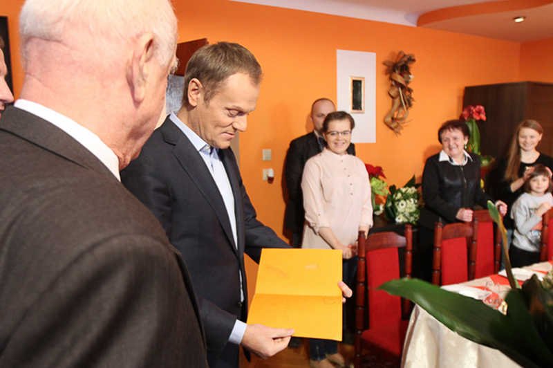 Donald Tusk podczas wizyty u rodziny Wandy Gawron.