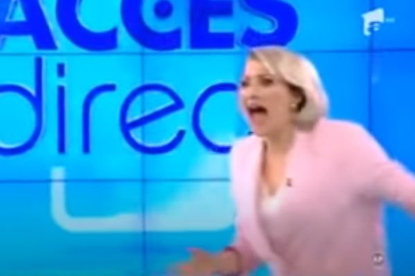 Prezenterka Mirela Vaida została zaatakowana kamieniem przez nagą kobietę w programie na żywo.