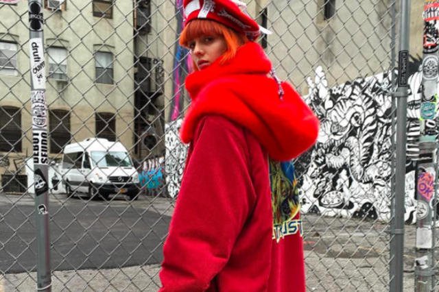 Domy mody prześcigają się w projektowaniu wymyślnych bluz z kapturem.