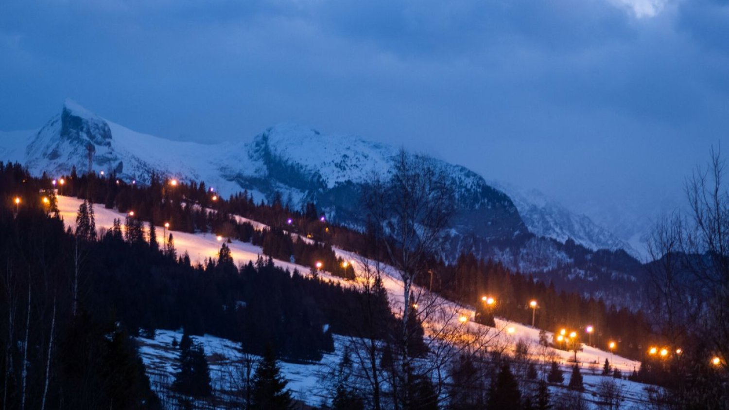 Tatry zimą zaskakują m.in. za sprawą halo księżycowego. Tatry zimą są przepiękne, ale halo księżycowe należy tam do rzadkości.