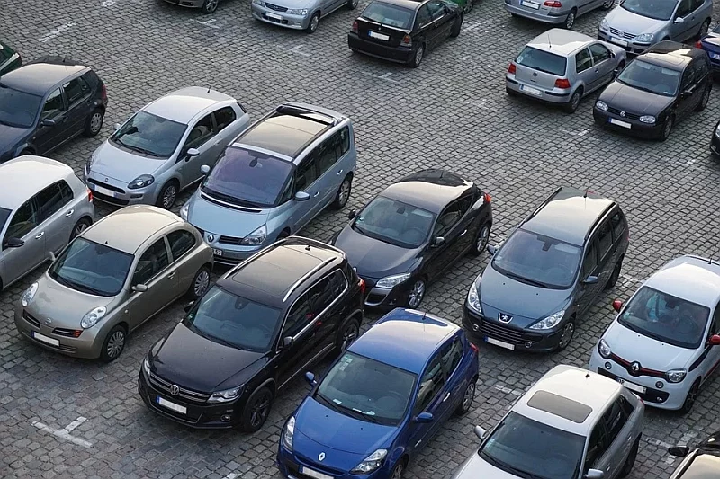 Miejsce parkowania wpływa na koszty, jakie ponosi kierowca na zakupie dobrowolnego ubezpieczenia autocasco (AC) lub pakietu OC+AC