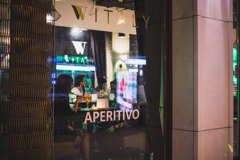 Włoskie restauracje w Warszawie coraz częściej reklamują się aperitivo.