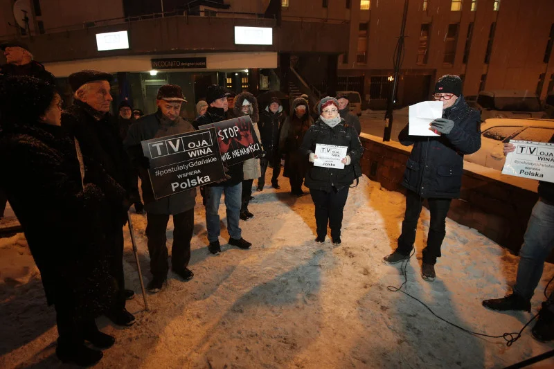 Protest przed siedzibą TVP w Kielcach.