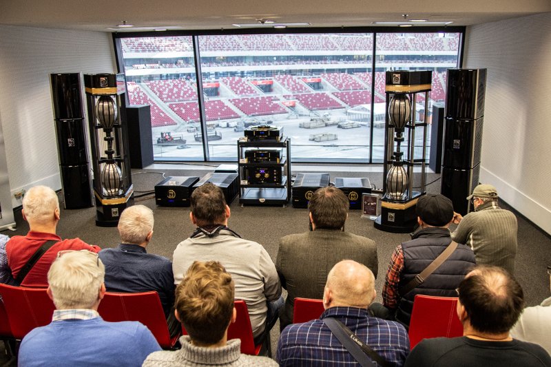 Goście Audio Video Show słuchają muzyki na kolumnach o omnipolarnym wzorze promieniowania – MBL Radialstrahler – 101 X-treme.