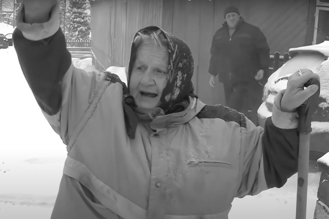 Nie żyje Helena Stoch. Stała się legendą internetu za sprawą reportażu o ataku zimi i "łopatowaniu".