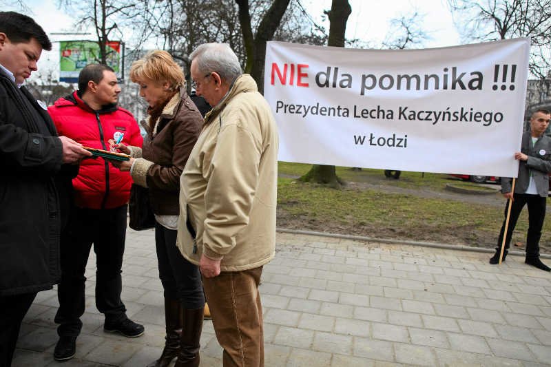Przeciwnicy powstania w Łodzi pomnika Lecha Kaczyńskiego zorganizowali pikietę.