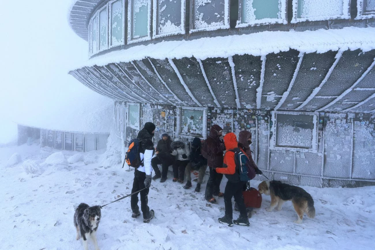 Głupota na Śnieżce. Próbował wjechać na nią rowerem