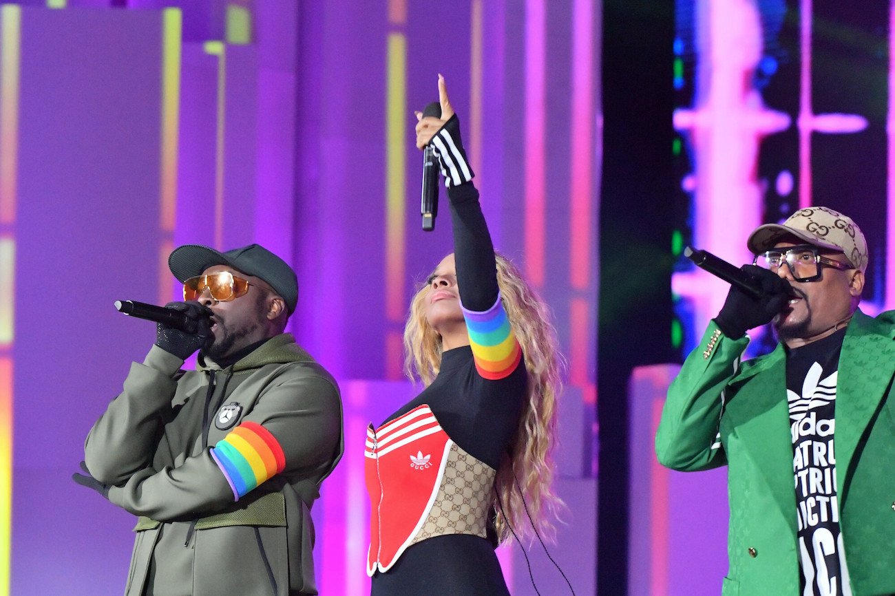Sylwester Marzeń. Zespół Black Eyed Peas wystąpił w koncercie TVP – muzycy założyli tęczowe opaski na znak solidarności z osobami LGBT i innymi mniejszościami.