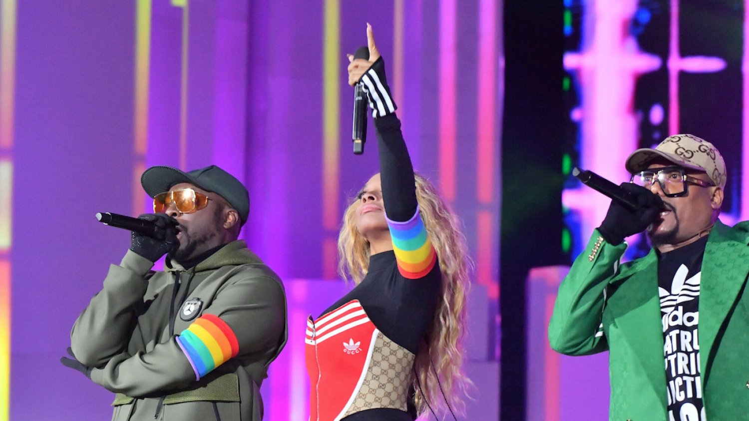 Sylwester Marzeń. Zespół Black Eyed Peas wystąpił w koncercie TVP – muzycy założyli tęczowe opaski na znak solidarności z osobami LGBT i innymi mniejszościami.