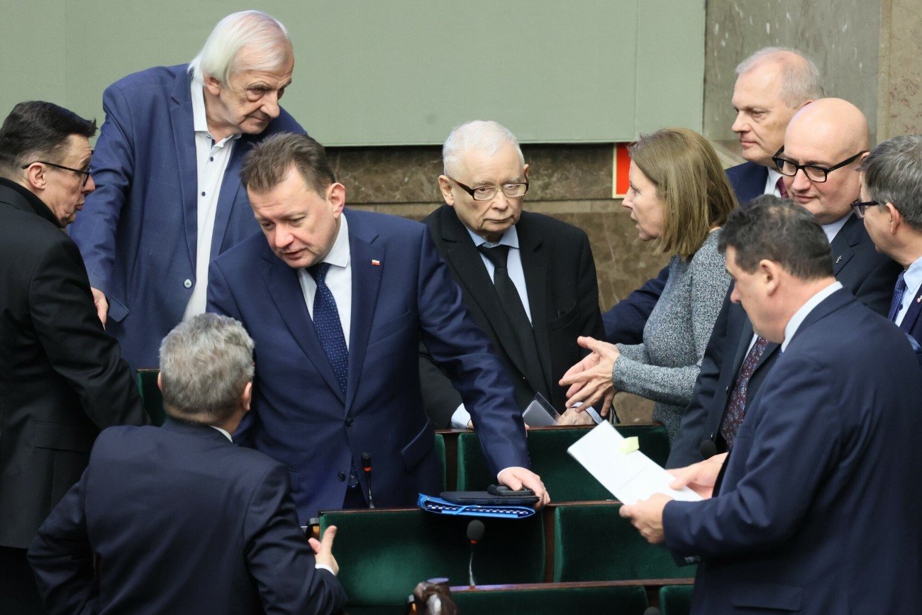 Prezes PiS Jarosław Kaczyński w otoczeniu posłów.