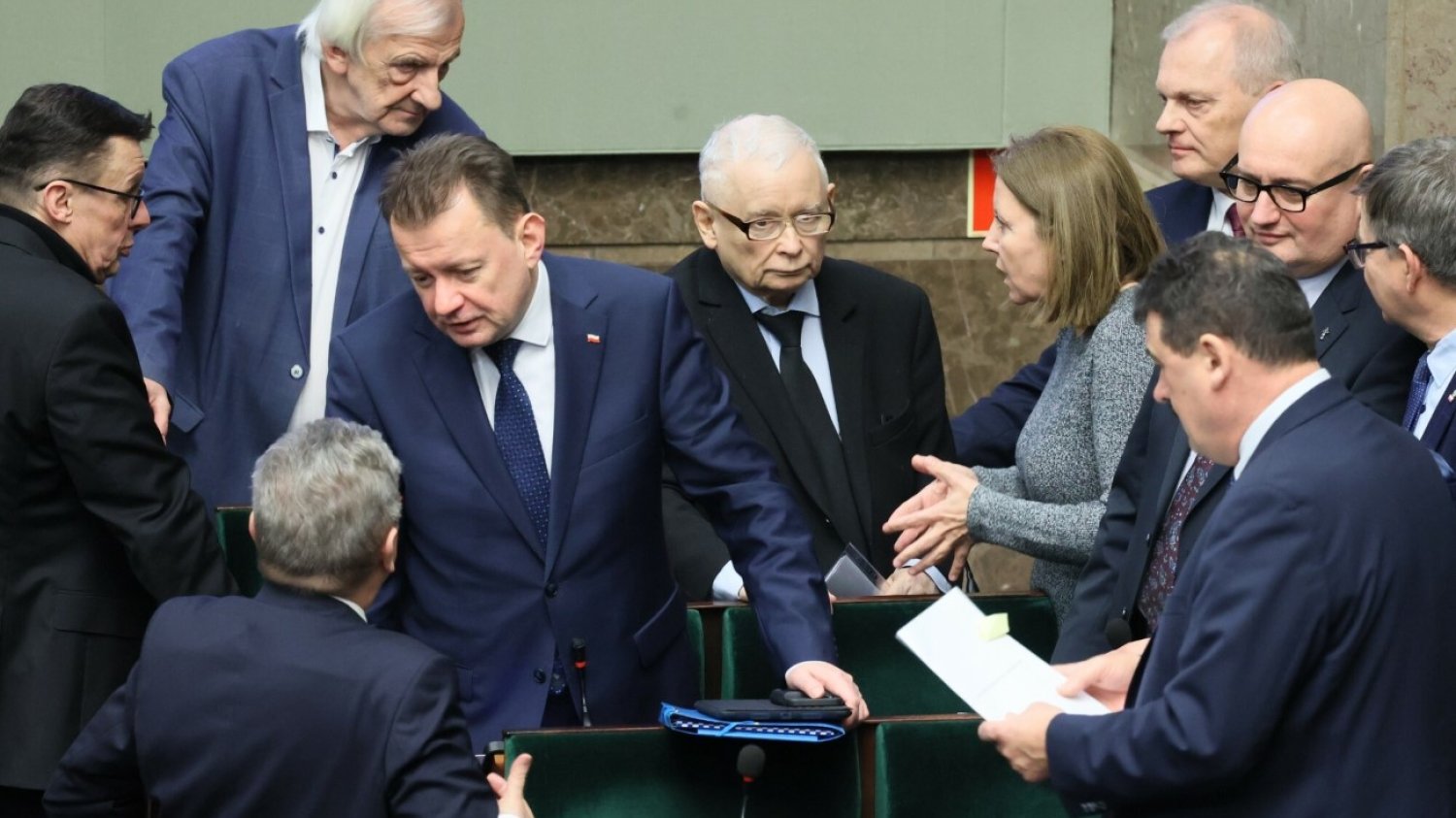 Prezes PiS Jarosław Kaczyński w otoczeniu posłów. Prezes PiS Jarosław Kaczyński w otoczeniu posłów.