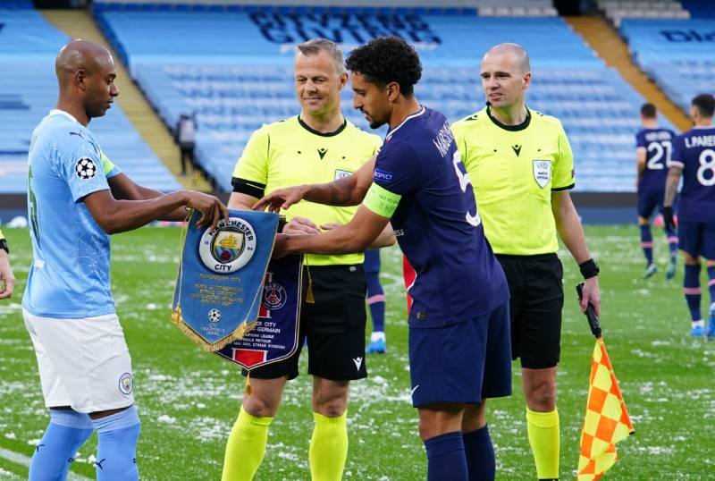 Kuipers (stoi między piłkarzami) miał obrazić dwóch graczy PSG. Liga Mistrzów: Kuipers miał obrazić Verattiego i Paredesa z PSG podczas meczu z Manchesterem City.