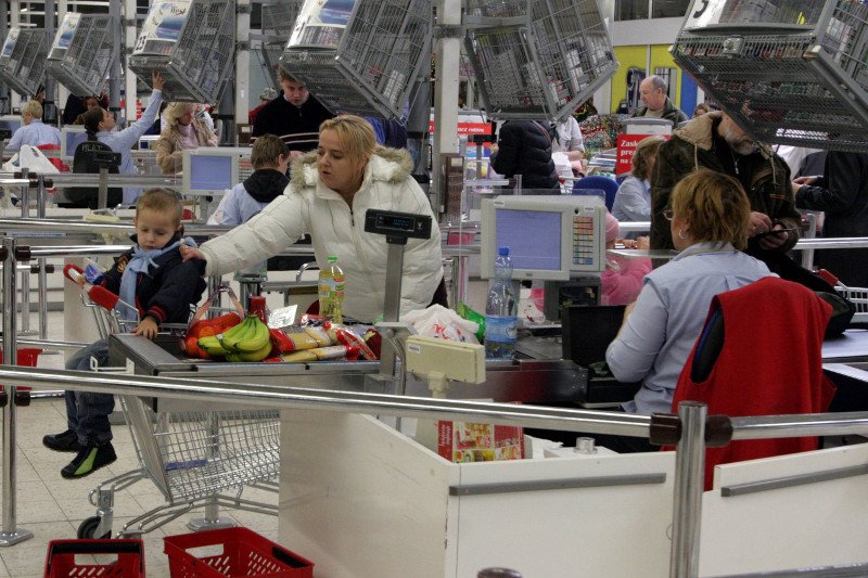 Badacze zajęli się problemem sklepowych kolejek. Odpowiedź kryje w sobie haczyk.