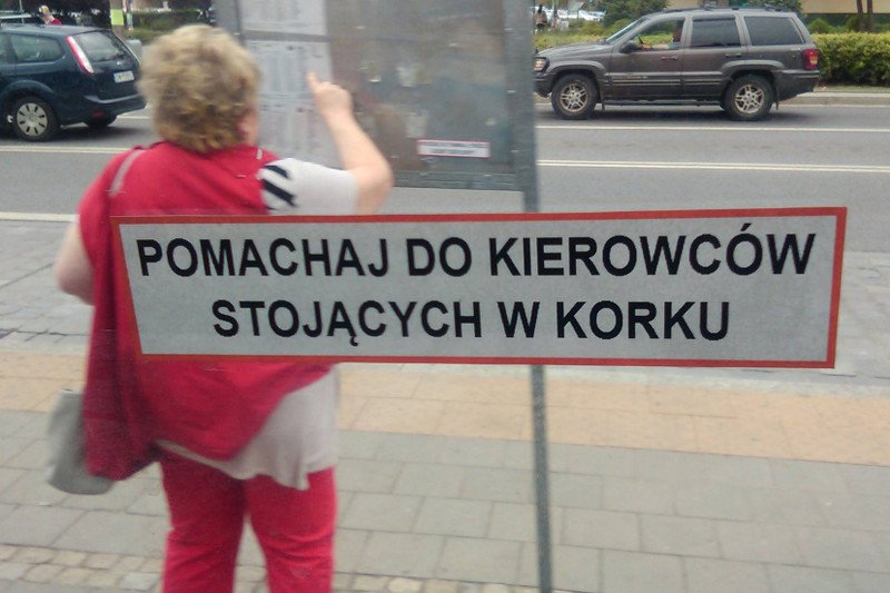 Wlepki wiszą w całym mieście