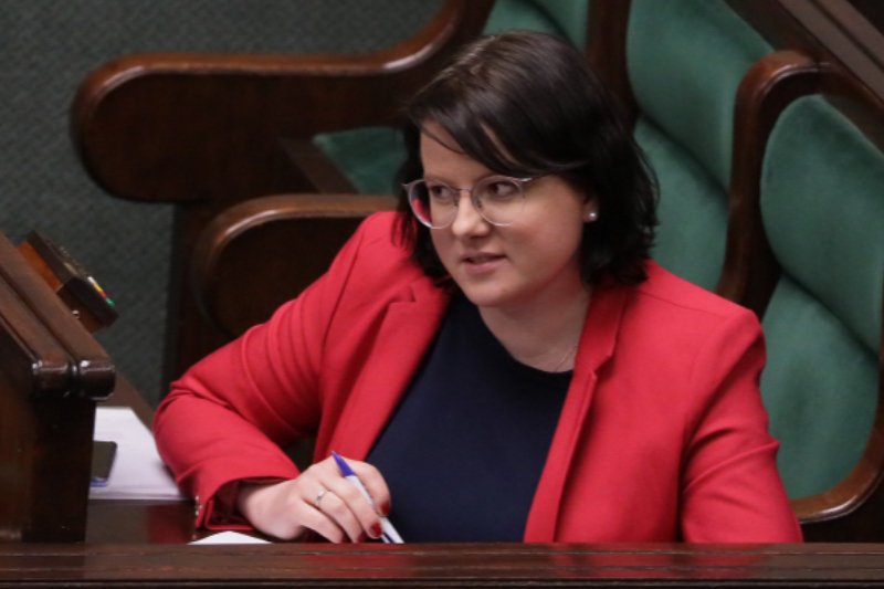 Rozanielona Kaja Godek popija kawusie z kubka z rysunkiem autorstwa lesbijki. Zapomniała, że osoby LGBT nazywała dewiantami seksualnymi?