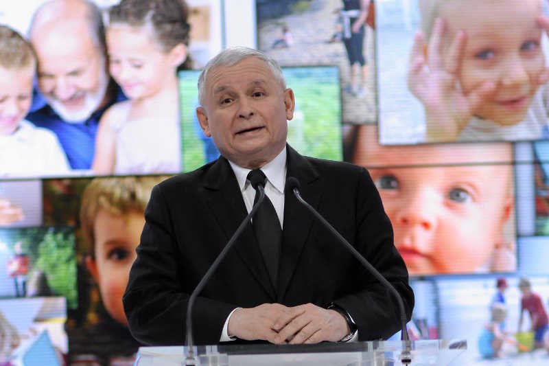 Jarosław Kaczyński i PiS chce, by Unia Europejska płaciła 500 zł na każde dziecko do 18. roku życia. Co miesiąc!
