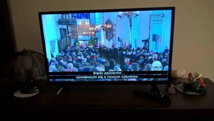 Autodeskrypcja w telewizji. Pomyłka TVP przy transmisji pogrzebu Adamowicza.