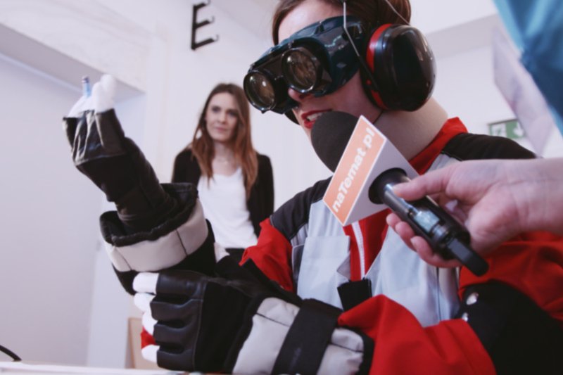 Kombinezon geriatryczny to narzędzie symuluje zmysły osoby starszej o około 40 lat.