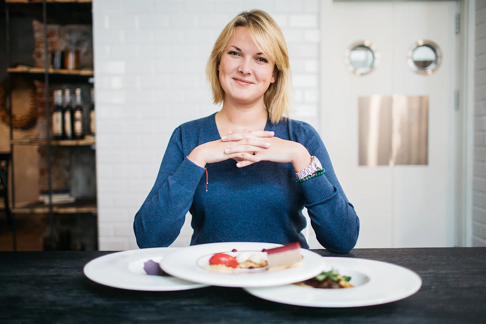 Magda Grzebyk i trzy dania przygotowane przez restaurację L'enfant Terrible