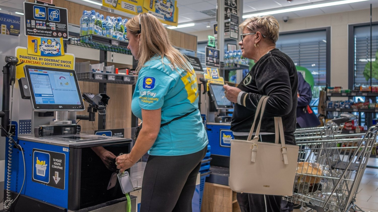 Lidl szuka pracowników. Oferuje różne stawki, nawet prawie 15 tysięcy miesięcznie brutto oraz samochód służbowy.