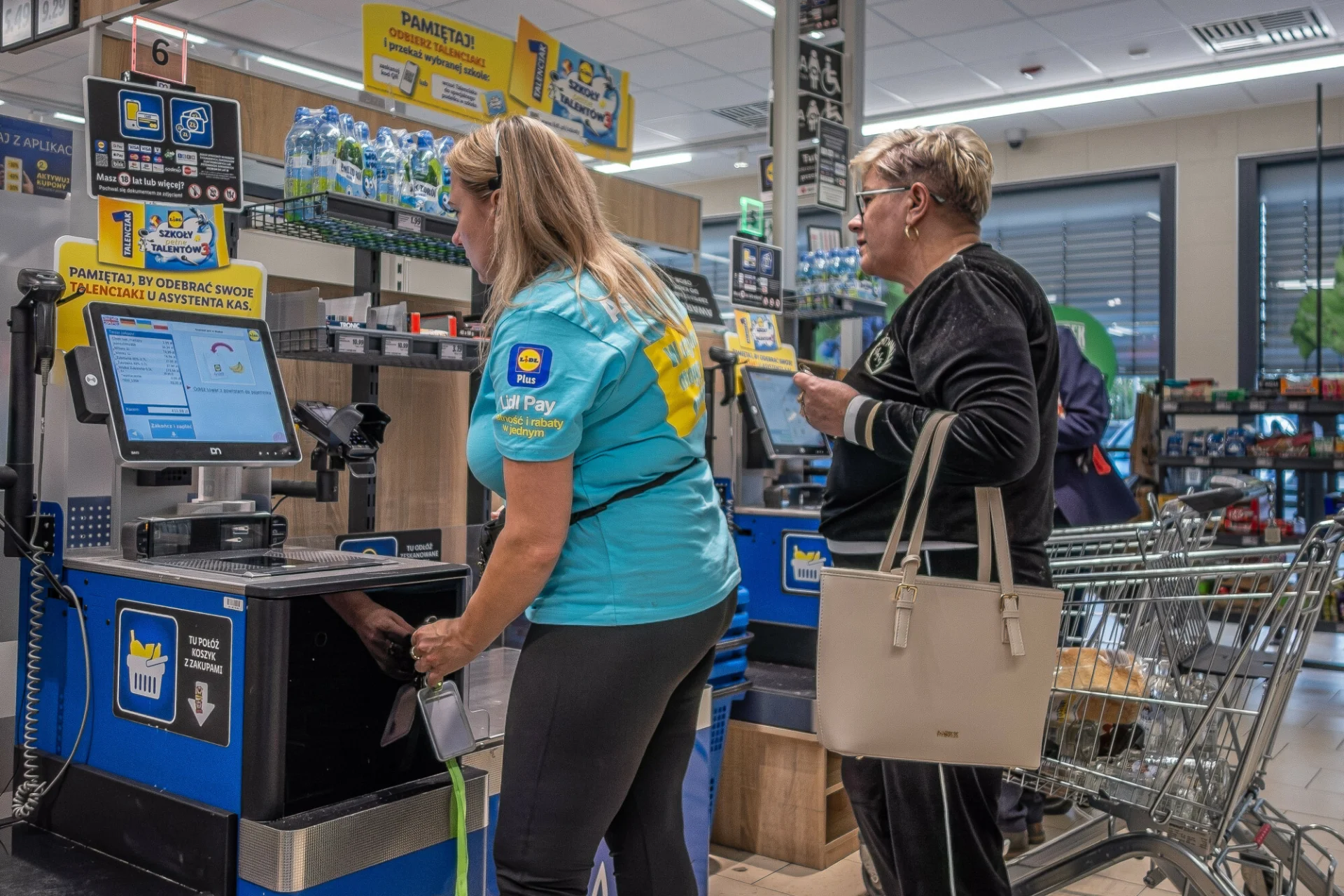 Lidl szuka pracowników. Oferuje różne stawki, nawet prawie 15 tysięcy miesięcznie brutto oraz samochód służbowy.