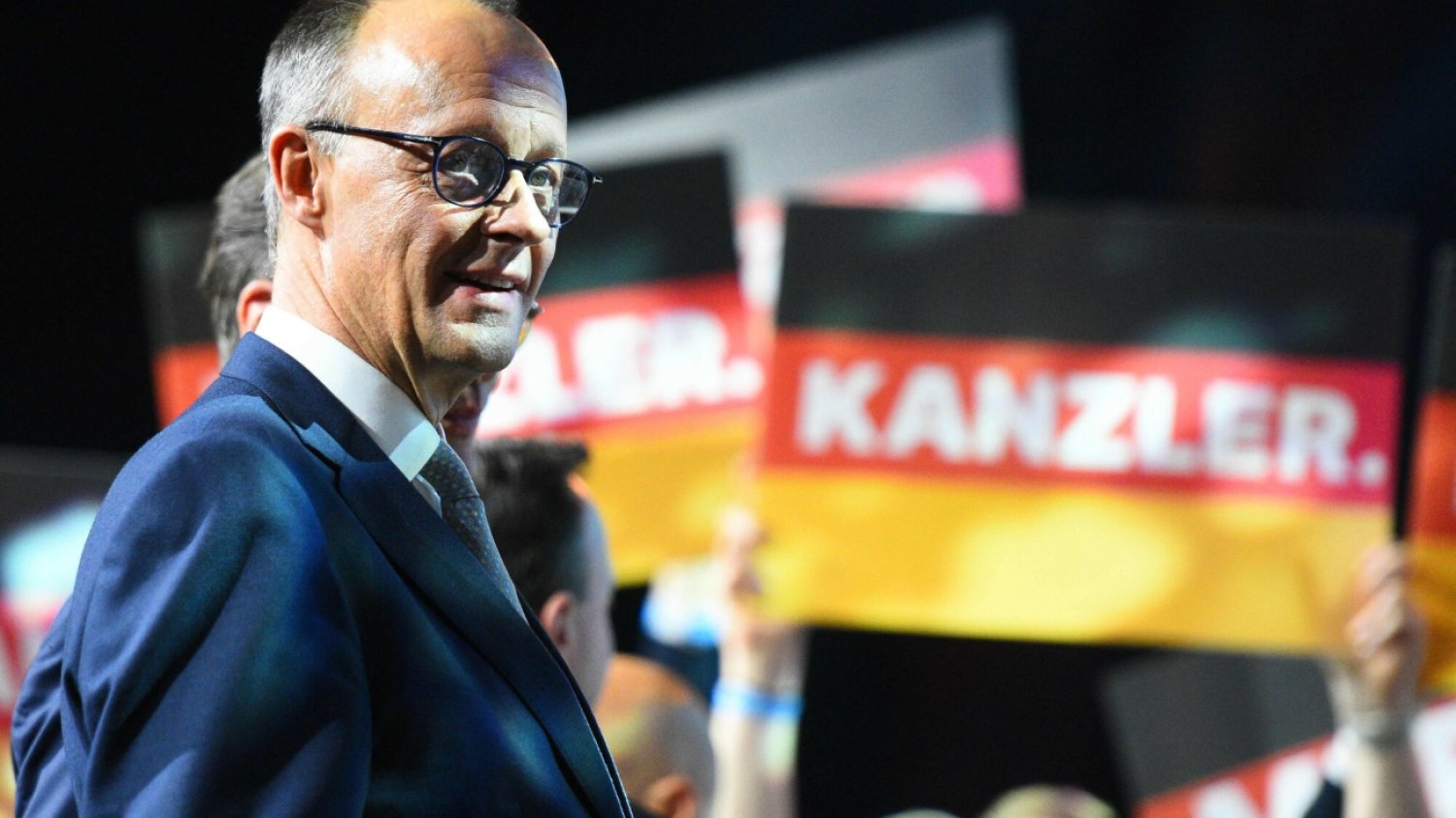 Wybory w Niemczech. Na wyniki trzeba będzie jeszcze trochę poczekać. Na zdjęciu prawdopodobny przyszły kanclerz Niemiec Friedrich Merz na tle flagi państwowej. Na zdjęciu prawdopodobny przyszły kanclerz Niemiec Friedrich Merz na tle flagi państwowej.