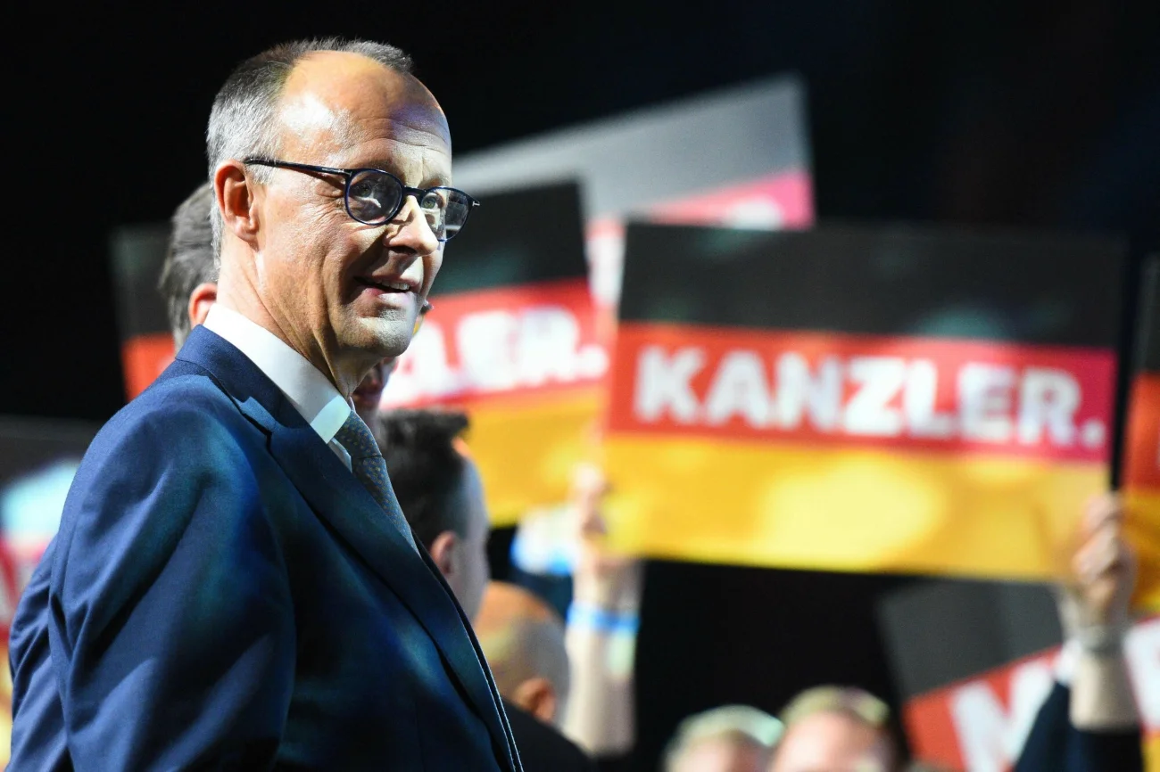 Wybory w Niemczech. Na wyniki trzeba będzie jeszcze trochę poczekać. Na zdjęciu prawdopodobny przyszły kanclerz Niemiec Friedrich Merz na tle flagi państwowej. Na zdjęciu prawdopodobny przyszły kanclerz Niemiec Friedrich Merz na tle flagi państwowej.