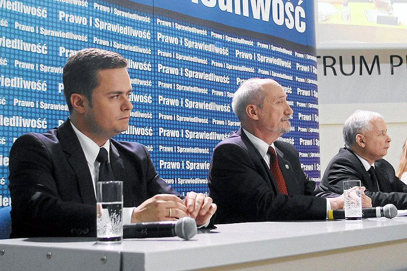 Adam Hofman przez lata był rzecznikiem Prawa i Sprawiedliwości. Dziś jest poza polityką, ale wciąż ma bogatą wiedzę na temat tego, co dzieje się w partii.