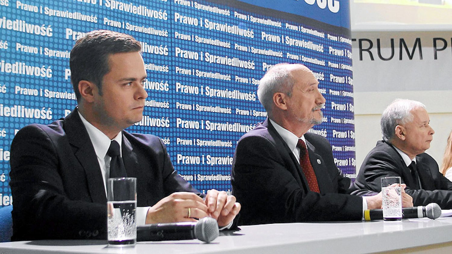 Adam Hofman przez lata był rzecznikiem Prawa i Sprawiedliwości. Dziś jest poza polityką, ale wciąż ma bogatą wiedzę na temat tego, co dzieje się w partii.