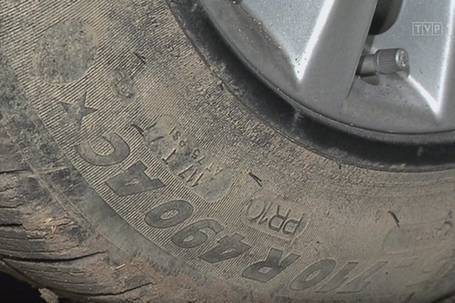 Tak wygląda pęknięta opona w pancernym BMW prezydenta.